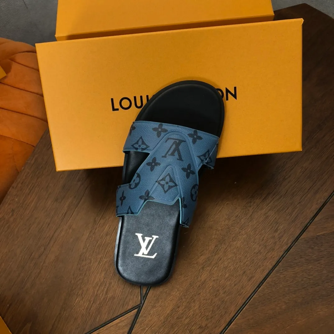 Factory price: 270💰LV counters are selling new brand luxury men's slippers, casual, loose and comfortable. The must-have model in the picture above [Happy][Happy], multiple colors available Size: 38-44, customized 45
